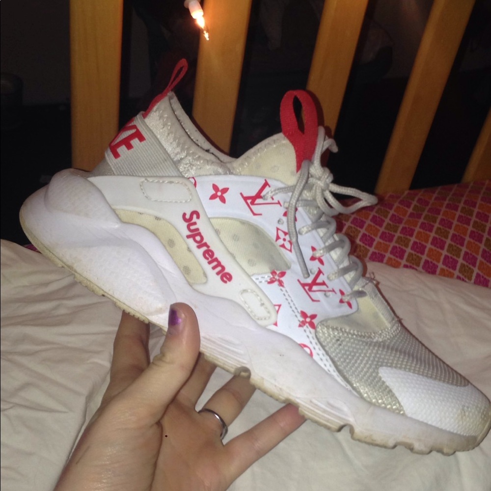 Supreme lv huraches.